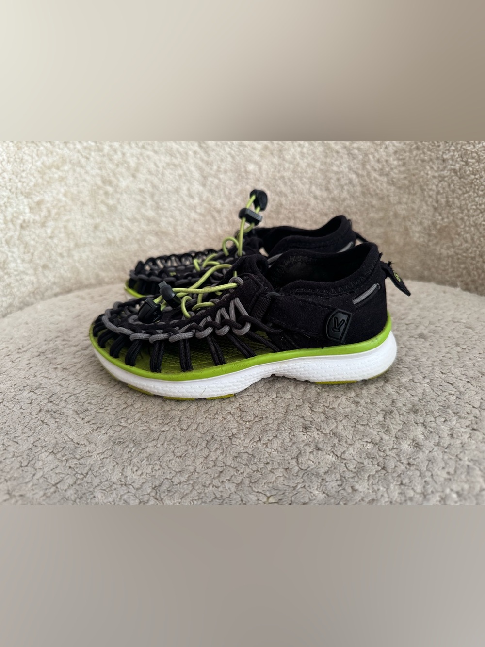 KEEN Uneek O2 Kids Sandals US 9 Black Green Corded Water Shoes Outdoor